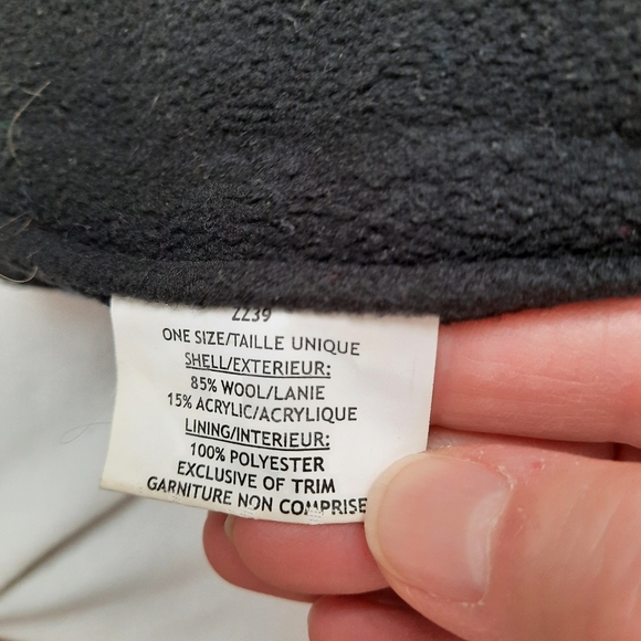 Cute wool toque with ear covering - Picture 7 of 7